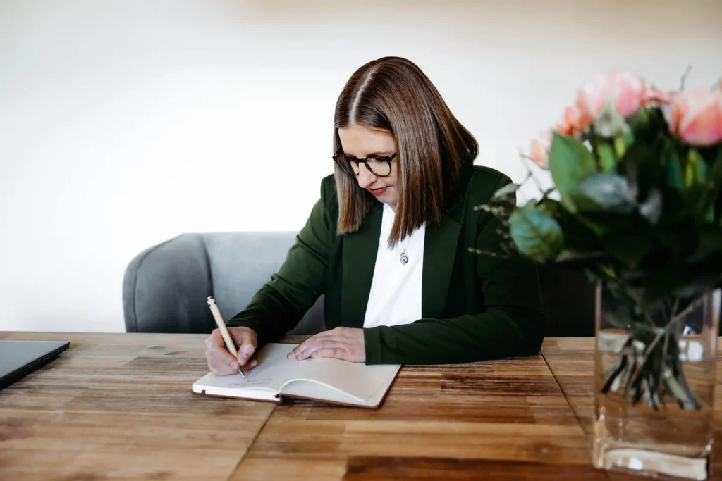 Julia von stillschreibend Copywriting schreibt in ein Notizbuch