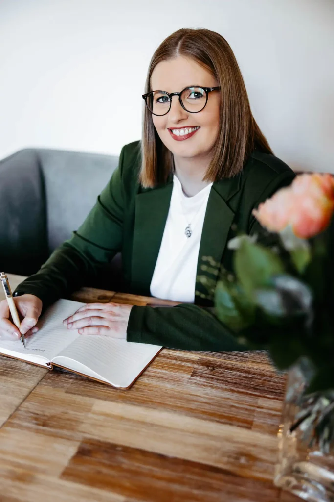 Julia von stillschreibend Copywriting schreibt in ein Notizbuch